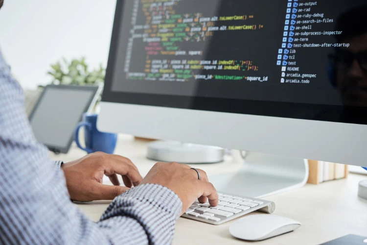 Clomosy Web IDE gelişmiş kod editörü, syntax checker ve snippets